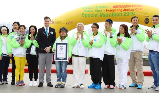 吉尼斯世界纪录有限公司大中华区纪录管理部总监王晨（左五），即场颁发「健力士世界纪录证书」予何超蕸主席 （左六）和香港赛马会董事李家祥博士（右六）。