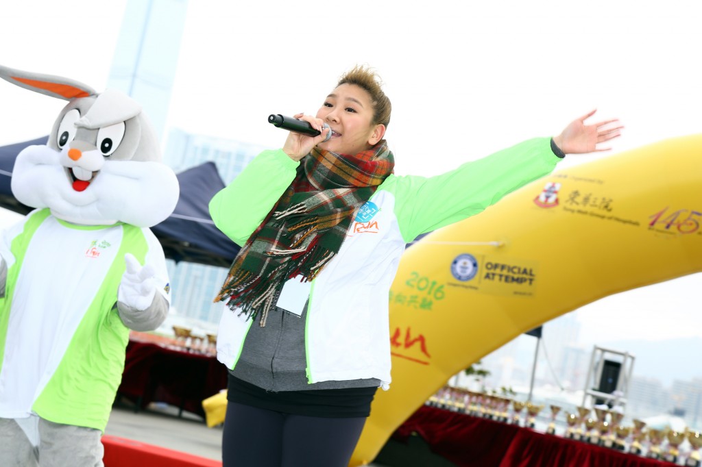 东华三院「共融大使」郑欣宜小姐在台上献唱表演助兴。
