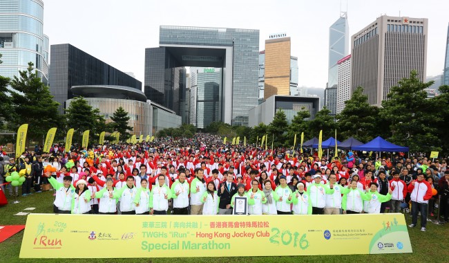 A group photo of guests, participating organization, volunteers and runners