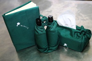 「京都抹茶手工蛋糕」采用日本传统的风吕敷设计，这款风吕敷「环保万用棉布」可环保重用，或作其它用途。