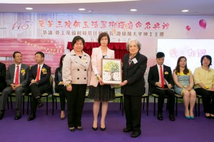 东华三院主席何超蕸小姐(左)及劳工及福利局常任秘书长谭赣兰太平绅士 (中)一同致送纪念品予善长何玉清女士，以感谢她的慷慨捐款。
