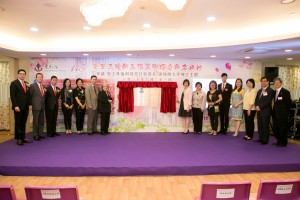 东华三院主席何超蕸小姐(右七)、劳工及福利局常任秘书长谭赣兰太平绅士(右八)、善长何玉清女士(左七)及其家人与东华三院董事局成员于命名典礼拍照。