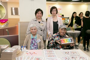 东华三院主席何超蕸小姐(后排左)和劳工及福利局常任秘书长谭赣兰太平绅士(后排右) 典礼后参观院舍，并与院友合照。