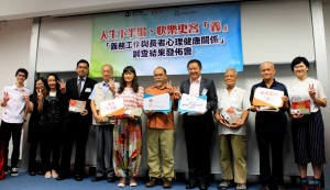 图二为(右起)文化葫芦项目主任冯彦均小姐、文化葫芦相片调色师傅戴铿漩先生、文化葫芦打铁师傅张宪枝先生、东华三院志愿者服务推广委员会主席娄振阳先生、香港理工大学应用社会科学系社会政策研究中心主任锺剑华博士、东华三院方树泉长者地区中心第三龄志愿者邓佘宝仪女士、香港理工大学活龄学院志愿者劳雄昌先生、香港理工大学活龄学院陈子安先生、东华三院院舍及家居照顾服务主任冯颖贤女士、东华三院陈婉珍第三龄志愿者中心暨膳深轩计划主任梁美娟女士及香港理工大学应用社会科学系社会政策研究中心助理洪子轩先生在发布会当日一同拍照。