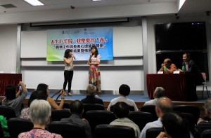 图四为东华三院方树泉长者地区中心第三龄志愿者邓佘宝仪女士(右)分享参与义务工作前后的生活改变。