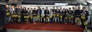 图一：食物及衞生局局长高永文医生BBS太平绅士(左十一)、衞生署署长陈汉仪医生太平绅士(左十)、东华三院主席何超蕸小姐(右十)、东华三院第二副主席李鋈麟博士太平绅士(左九)主持剪彩仪式及切金猪仪式。