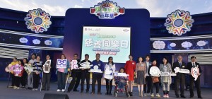 图二为东华三院儿童、青少年及低收入家庭服务的代表，与11间自助组织的代表一起合照。