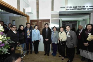 图三：食物及衞生局局长高永文医生BBS太平绅士(左五)、衞生署署长陈汉仪医生太平绅士(左四)、东华三院主席何超蕸小姐(右五)、东华三院第二副主席李鋈麟博士太平绅士(左三)以及嘉宾主持碑记揭幕仪式。