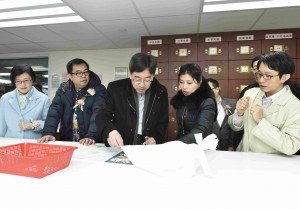 图四及图五：一众嘉宾参观中央煎药中心了解其运行。
