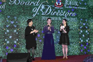 2.	东华三院二０一六∕二０一七年度主席马陈家欢女士（中）及东华三院二０一五∕二０一六年度主席何超蕸小姐（左）于台上对谈，分享荣任主席的感受。