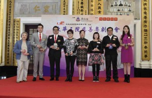 图二为一众慈善演出嘉宾获鸣芝声剧团台柱盖鸣晖小姐(左四)及吴美英小姐(右三)送赠演出锦囊。