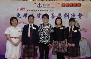 图三为鸣芝声剧团台柱盖鸣晖小姐(中)及吴美英小姐(右二)与演出学生合照。