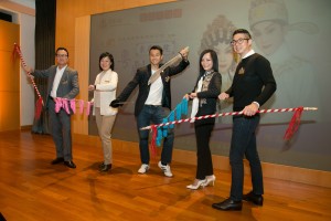 图四为东华三院董事局成员亦到场打气，预祝演出成功。