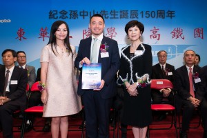 东华三院主席兼名誉校监马陈家欢女士（左）及大中华会主席、港区全国政协委员胡葆琳MH（右）致送感谢状予政制及内地事务局副局长陈岳鹏太平绅士。