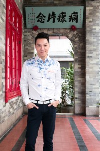 图二为王贤志副主席表示东华三院一直致力推广文化保育及传承，他身后由艺人谢贤祖父、谢霆锋及谢婷婷曾祖父，著名番禺诗人及书法家谢焜彝先生题字的「痌瘝片念」牌匾，经过接近一个世纪的岁月洗礼，仍然保存得完好无缺，极具传统文化韵味，好让其后人仍能一睹先祖的真迹。
