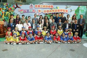 东华三院主席兼校监马陈家欢女士（第三排左五）、香港浸会大学校长钱大康教授（第三排左六）及众嘉宾与幼儿合照
