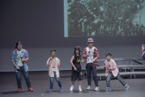 学生于东华三院特殊学校联校毕业典礼上表演。