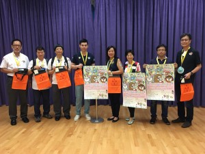 图二为东华三院董事局成员在卖旗日当天兵分多路，另一批成员则在东华三院罗裕积小学集合，出发前也来张大合照。