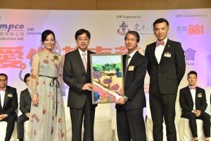 图二为食物及衞生局局长高永文医生BBS太平绅士（左一）在东华三院主席马陈家欢女士（左一）及筹委会主席暨东华三院第三副主席陈祖恒先生（右一）陪同下，致送纪念品予冠名赞助人雅迪工业有限公司代表梁松宾先生（右二）。