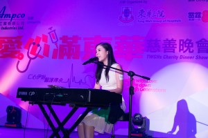 图四、图五、图六、图七、图八为「爱心之星」梁咏琪小姐，与四位「爱心大使」AGA、林奕匡先生、方皓玟小姐及黄浩琳小姐于晚会上倾力献唱，以歌传爱，呼吁嘉宾踊跃支持计划。