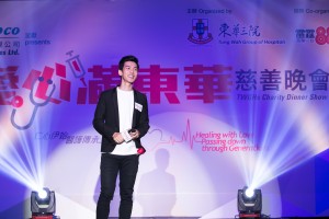 图四、图五、图六、图七、图八为「爱心之星」梁咏琪小姐，与四位「爱心大使」AGA、林奕匡先生、方皓玟小姐及黄浩琳小姐于晚会上倾力献唱，以歌传爱，呼吁嘉宾踊跃支持计划。