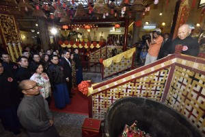 Accompanied by the Board of Directors of Tung Wah Group of Hospitals, Mr. LAI Sze Nuen, BBS, JP, Chairman of TWGHs (1969/1970), performed the rites.