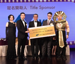 图二为财政司司长陈茂波GBS, MH太平绅士(左三)由东华三院主席马陈家欢女士(左一)及东华三院第一副主席李鋈麟博士太平绅士(右一)陪同下，代表东华三院接受AVT公司捐赠的一百万元善款支票。