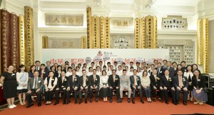 图一为出席启动礼的一众嘉宾与东华三院学生大使三藩市参访团全体学生大使合照。