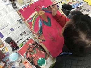图3、4︰「爱不同艺术」艺术家梁日洪（上图）及李爱儿（下图）绘画韦佗尊者及金花娘娘画像的过程。