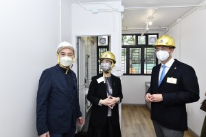 图四、五及六为房屋局局长何永贤太平绅士（左二）及东华三院马清扬主席（左三）参观马鞍山落禾沙过渡性房屋的示范单位。