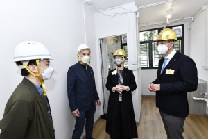 图四、五及六为房屋局局长何永贤太平绅士（左二）及东华三院马清扬主席（左三）参观马鞍山落禾沙过渡性房屋的示范单位。