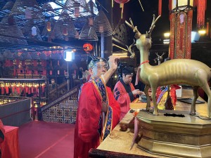 图1︰青松观道长为「文昌启智礼」主持功德科仪，燃点「文昌四宝灯」及开启「青云路」。
