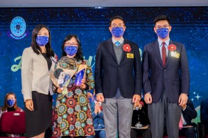 图七：东华三院主席兼名誉校监马清扬先生（右二）颁发长期服务奖予服务学校40年的校务处书记梁翠儿小姐（左二），并由校监谭镇国BBS太平绅士（右一）及邱春燕校长(左一)陪同。
