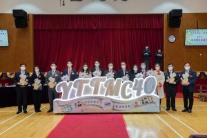 图四、一众主礼嘉宾主持四十周年校庆时间囊存放仪式，勉励学生师恩莫忘，努力学习。