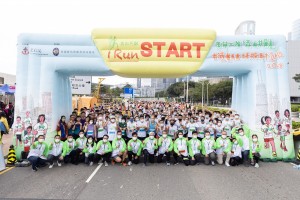 图一︰东华三院「奔向共融」— 香港赛马会特殊马拉松 2023由香港特别行政区财政司司长陈茂波大紫荆勋贤GBS太平绅士（前排右八）、香港赛马会副主席李家祥博士GBS, OBE太平绅士（前排左九）以及东华三院主席马清扬先生（前排右七）担任主礼嘉宾。