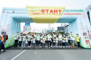 图七︰主礼嘉宾及东华三院董事局成员主持「传．家跑」活动，鼓励智障儿童与家人一同参与，传承健康的运动生活习惯。