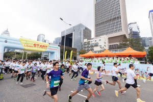 图八︰嘉宾主持起跑礼，为赛事揭开序幕。