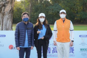 图二为主礼嘉宾行政会议非官守议员高永文医生GBS太平绅士（左）代表东华三院致送纪念品予冠名赞助人位元堂药厂有限公司代表麦邓蕙敏总理（中），由马清扬主席（右）陪同。