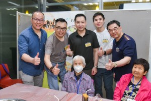 图二为东华三院主席韦浩文先生（后排左三）、顾问局和董事局成员及行政总监派发「敬老利是」予全场最年长的参加者 － 97岁的刘瑞意女士（前排左）。