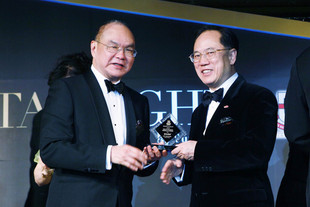 Dr. John LEE (left), Chairman of Tung Wah, presenting a souvenir to The Hon. TSANG Yam Kuen, Donald, GBM, Chief Executive of Hong Kong Special Administrative Region, for appreciation of his gracious presence as Guest of Honour of the event.