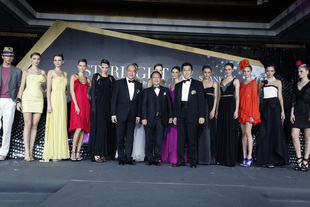 Dr. John LEE (left at the front), Chairman of Tung Wah, Mr. Billy LEUNG (right at the front), Organizing Committee Chairman cum 1st Vice-Chairman of Tung Wah, and Mr. Joseph LEUNG, Chairman of The Swank Company Limited (centre at the front), with models at the finale of the fashion show.