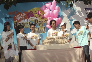 本地堆沙精英与两位活动大使MC Jin(右二)及G.E.M.(左二)分享堆沙秘技。