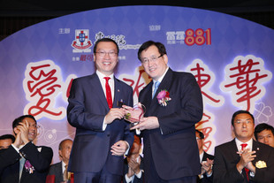 图一：东华三院主席张佐华(左)致送纪念品予主礼嘉宾食物及衞生局局长周一岳医生GBS太平绅士 (右)。