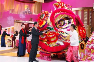 民政事务局曾德成局长联同张佐华主席及副主席主持醒狮点睛仪式。
