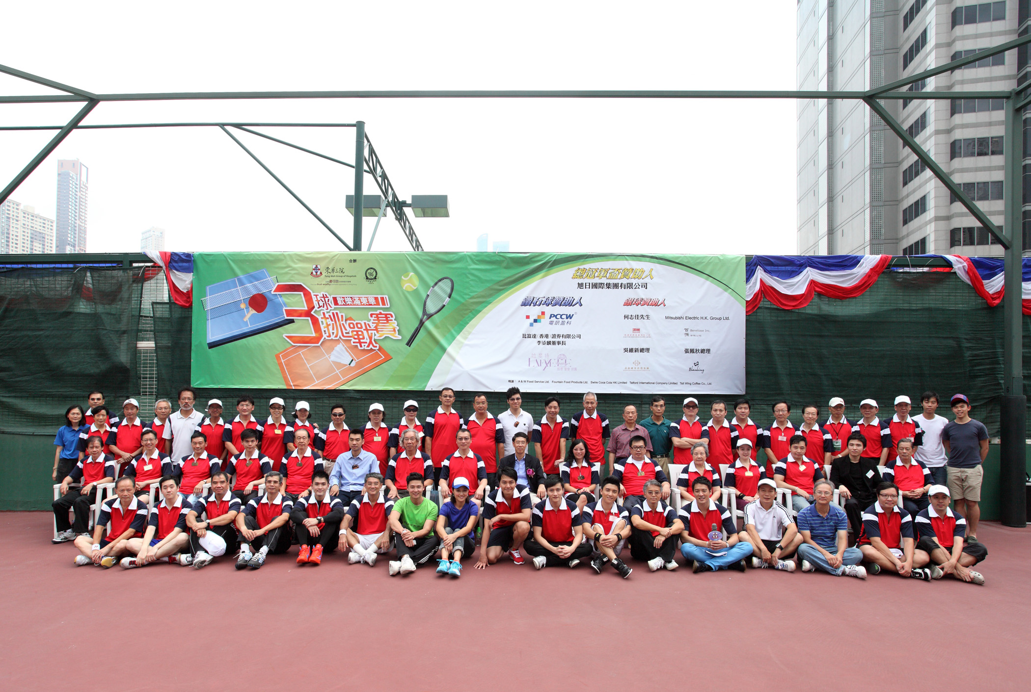 图三为各嘉宾及选手于颁奖后合照。