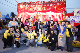 「花开富贵福满棠」年宵摊位气氛热烈，不少市民选购年花迎接庚寅虎年。