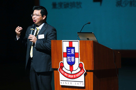 香港上海礇丰银行邝文昌高级副总裁阐述碳足印的概念。