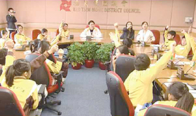 小记者与油尖旺区议会锺港武主席交流，踊跃发问。