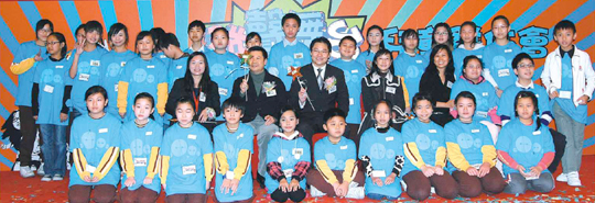 小记者于发布会上与主礼嘉宾社会福利署九龙城及油尖旺助理专员林静华女士（中排右五）、油尖旺区议会主席锺港武太平绅士（中排右六）及油尖旺西分区委员会主席罗荦铭先生（中排右七）合照。