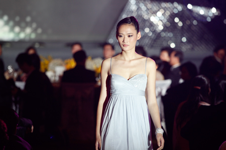 模特儿于台上及席间展示了2010年春夏最新时尚服饰，令嘉宾目不暇给。